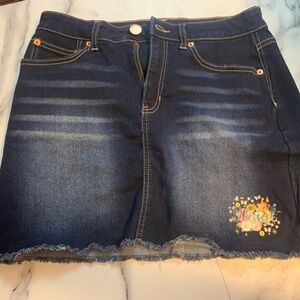 Used skirt with vinyl on left coroner of front, size 11 fits like large.